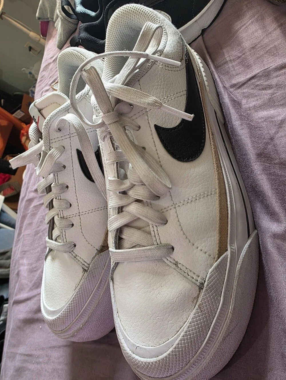 Nike White and Black Women’s Low-Top Athletic Sneakers